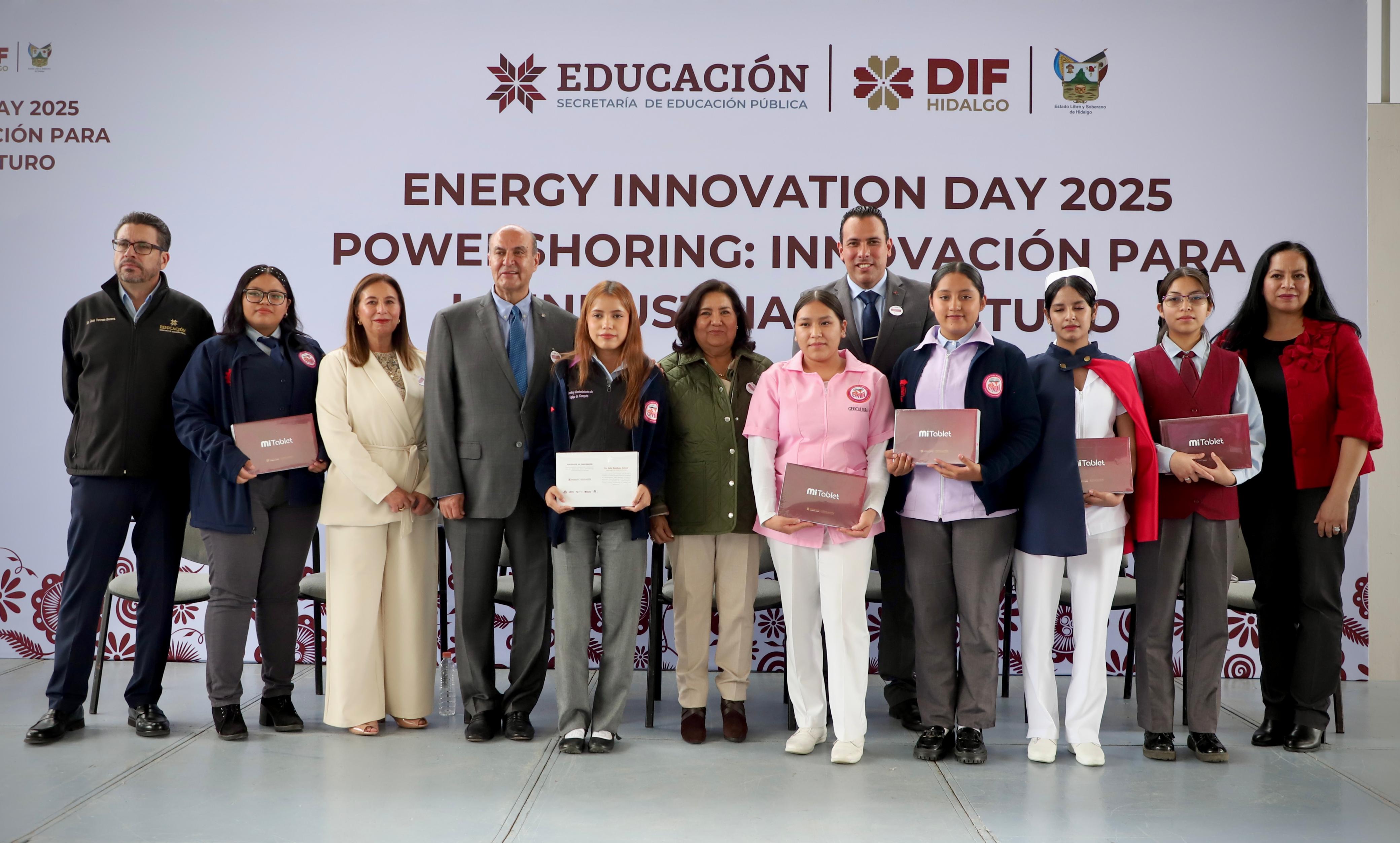 Entregan tabletas electrónicas a alumnas del Bachillerato Tecnológico de la Casa de la Mujer Hidalguense
