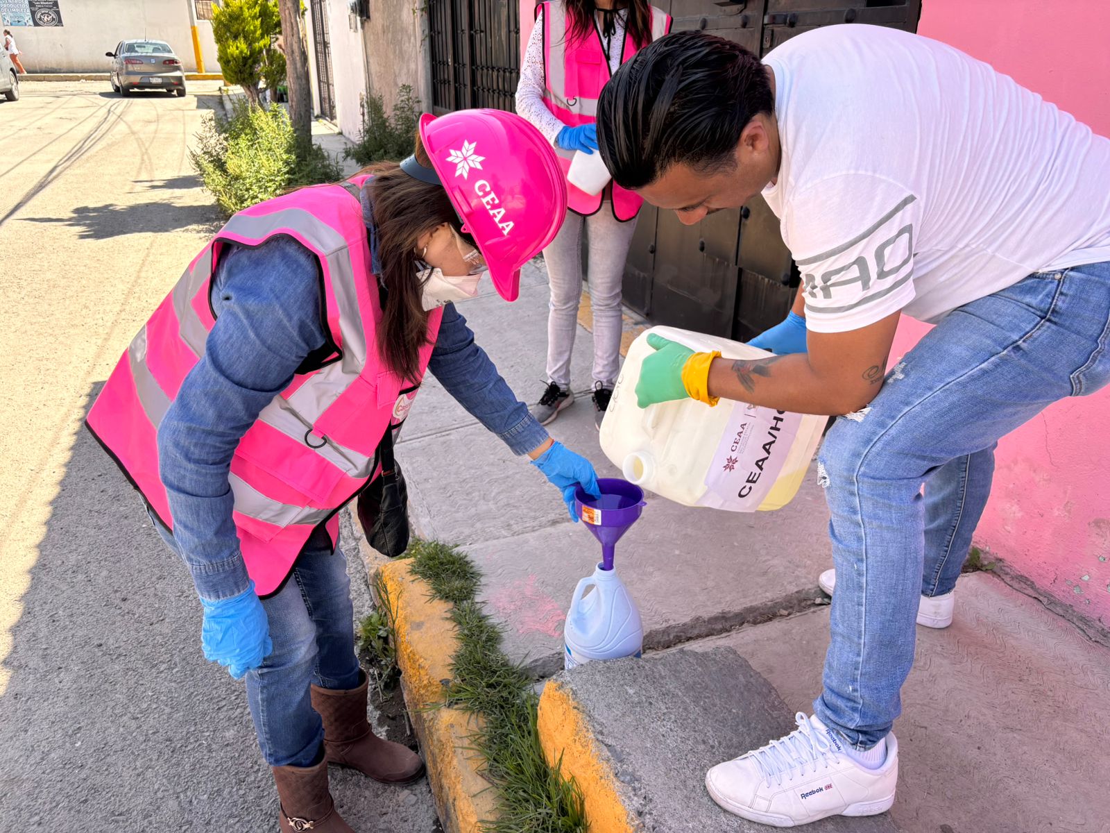 CEAA y Cascos Rosas entregan cloro en la colonia Tuzos, tras intensas lluvias