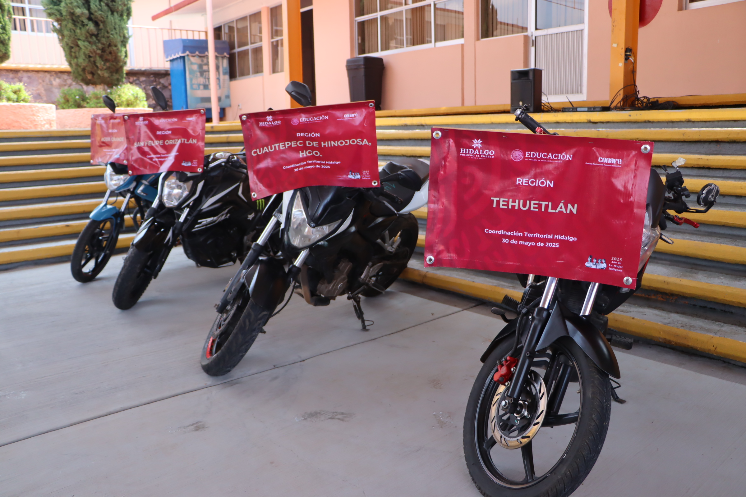 Secretaría de Gobierno y PGJEH entregaron motocicletas a educadores comunitarios