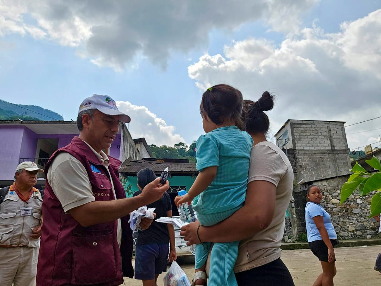 Entrega SSH plata coloidal para la desinfección de agua y alimentos en comunidades afectadas