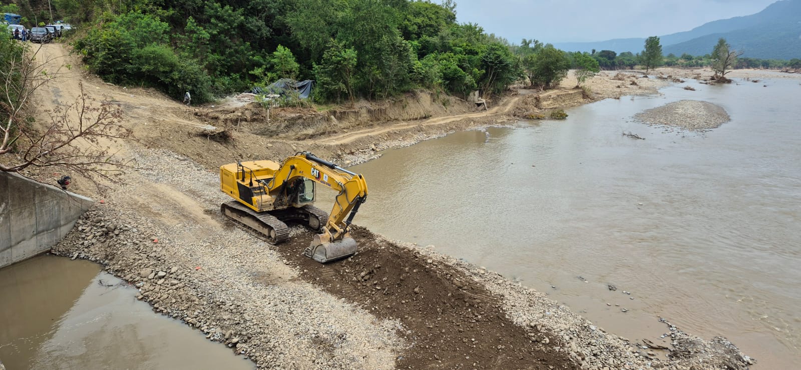 “Gobierno de Hidalgo refuerza labores de auxilio: 92 nuevas máquinas permiten restablecer conexión con 193 comunidades afectadas por lluvias