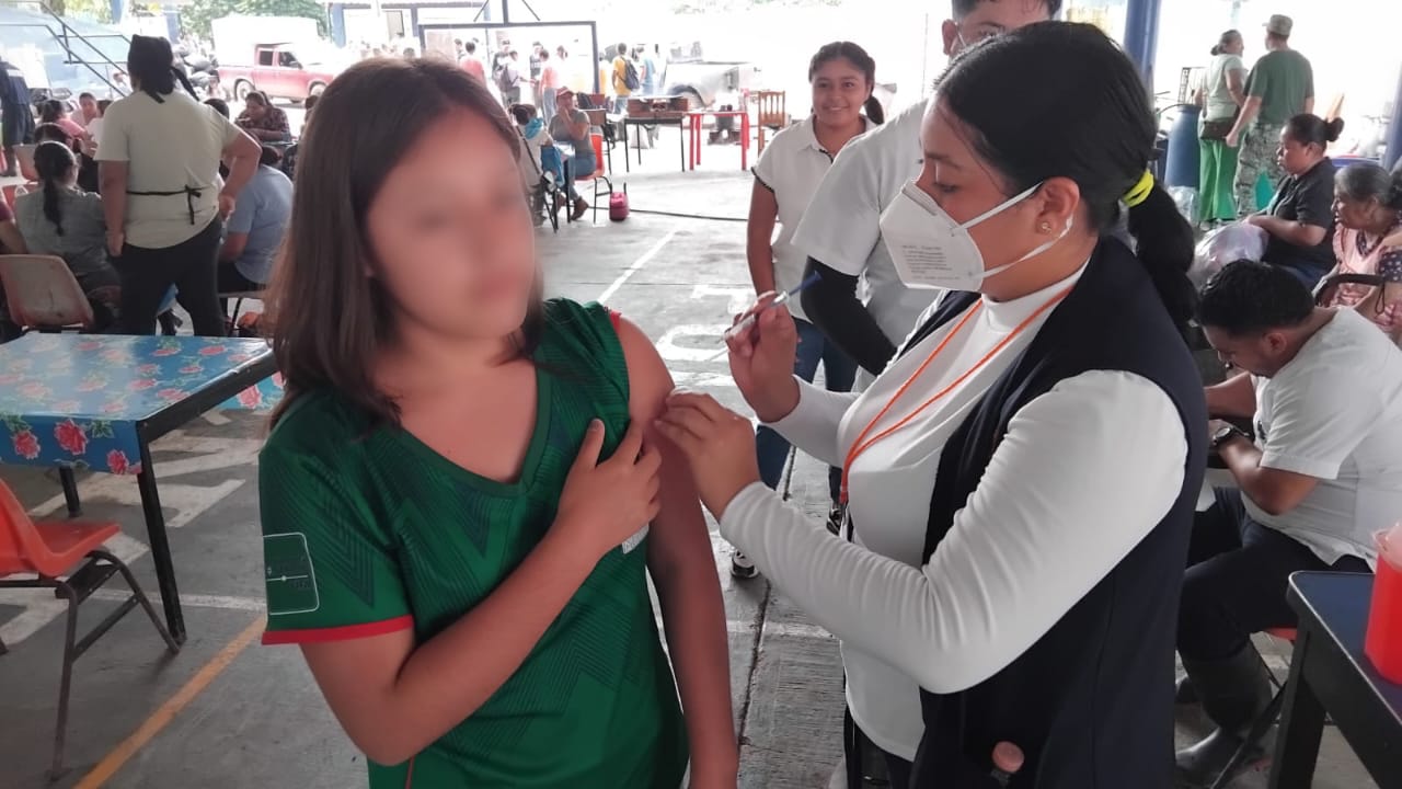 En acciones de salud preventiva, se han aplicado más de 33 mil vacunas en zonas afectadas por las lluvias