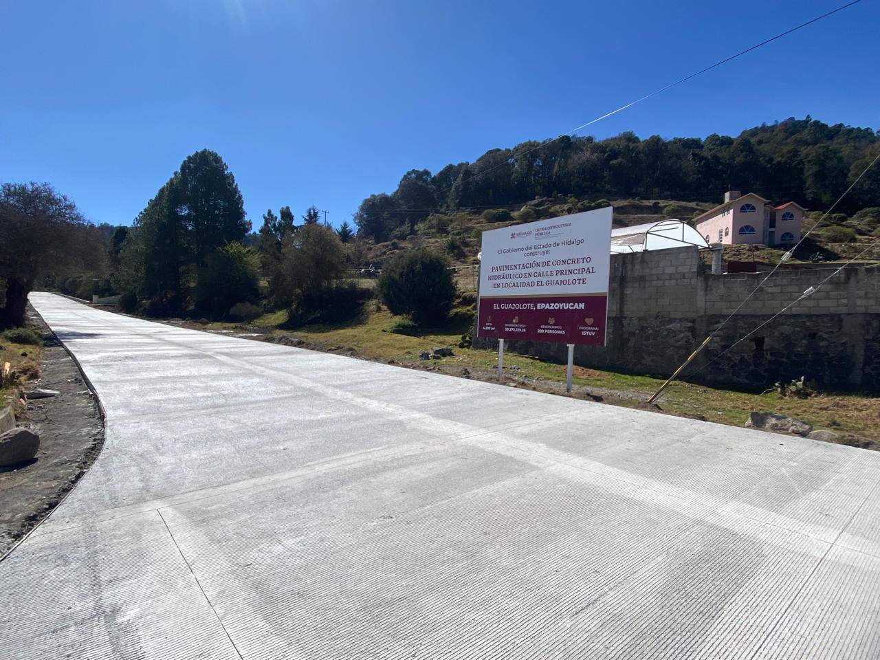 Tras más de 10 años, pavimenta SIPDUS calle principal de El Guajolote, en Epazoyucan