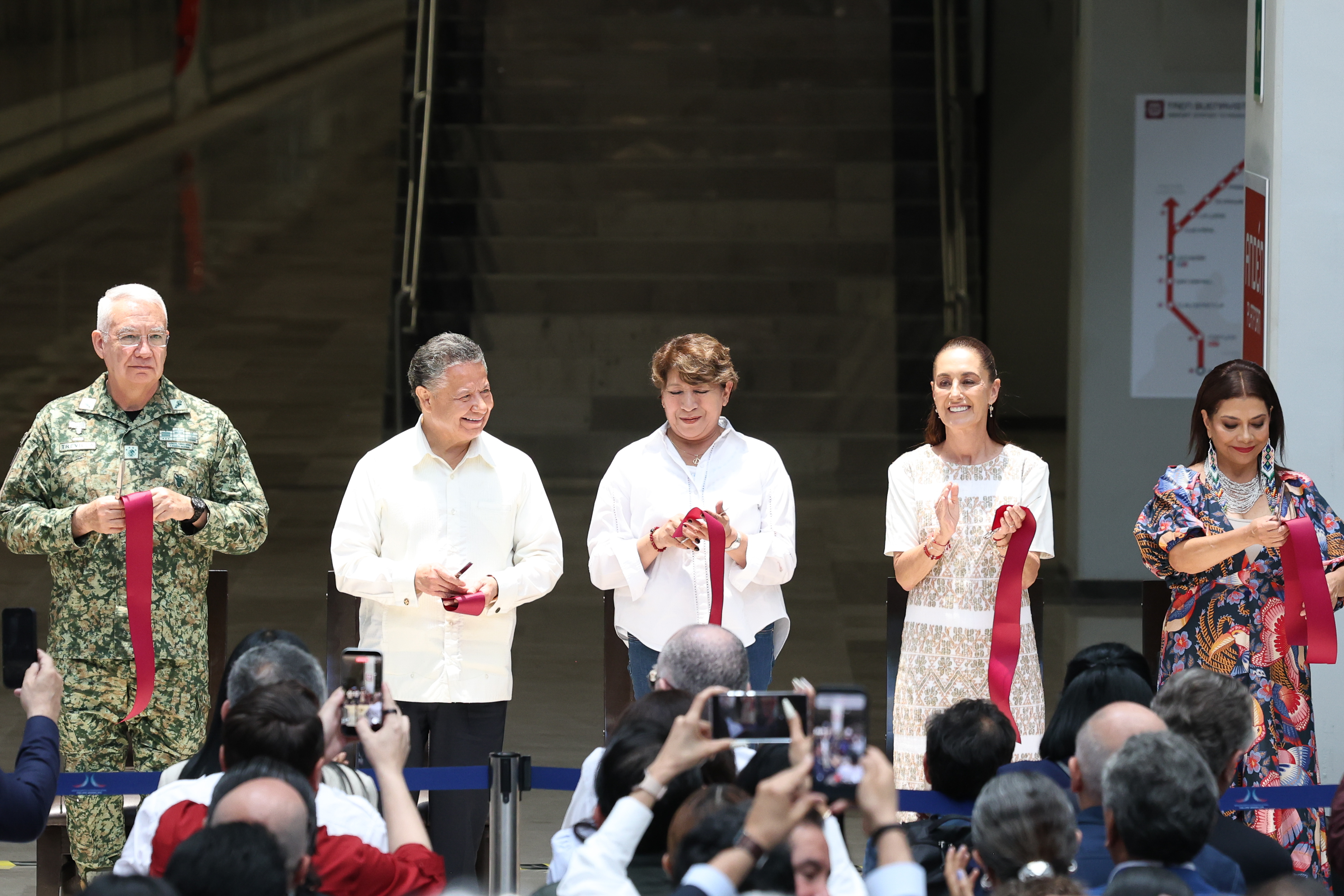 Julio Menchaca acompaña la inauguración del tren Buenavista–AIFA