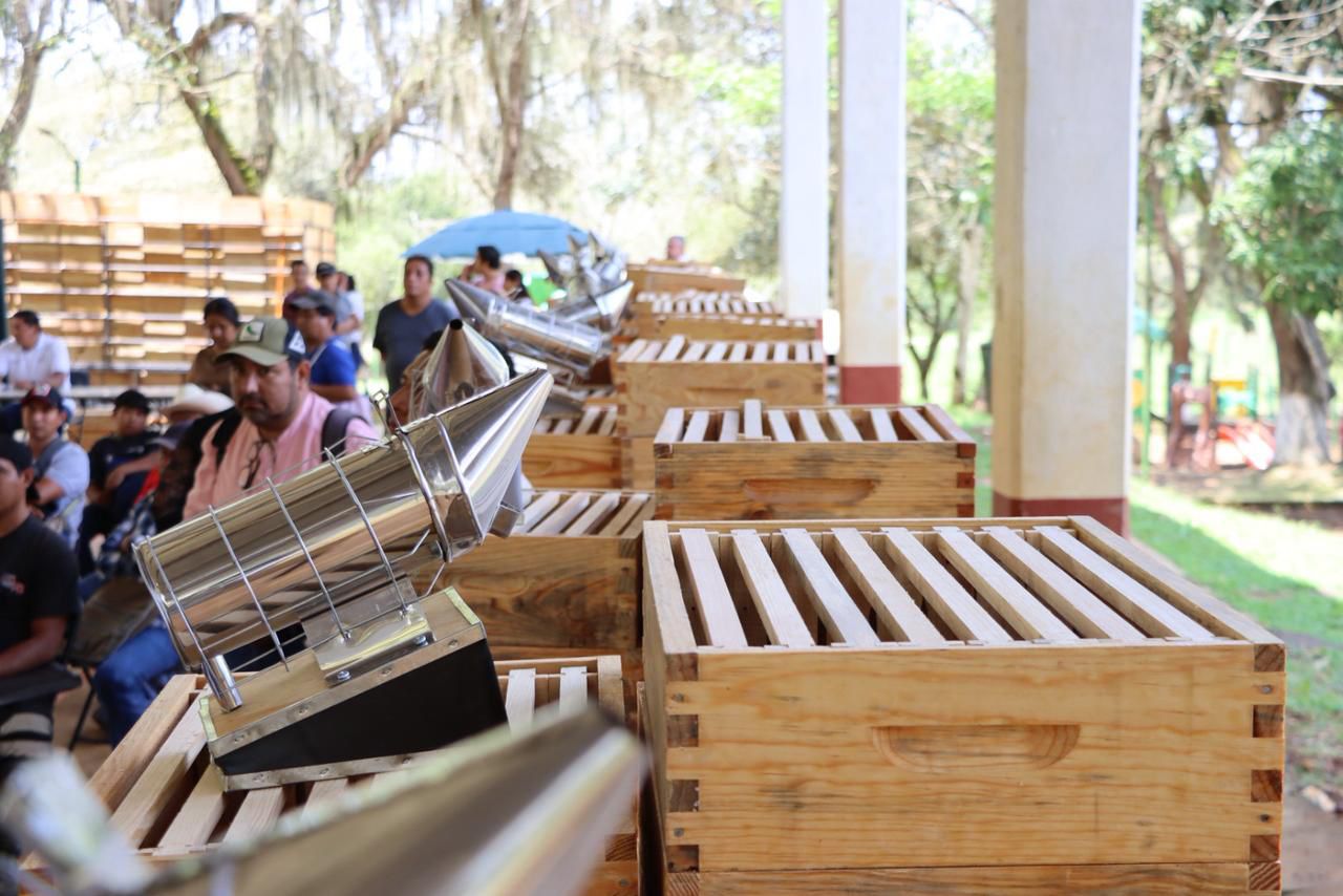 Entrega Saderh paquetes apícolas en Huautla