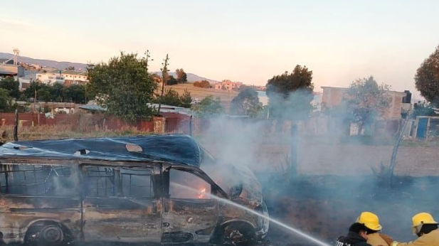 Persecución en Apan: camioneta con contenedores de gasolina se incendia tras operativo policial