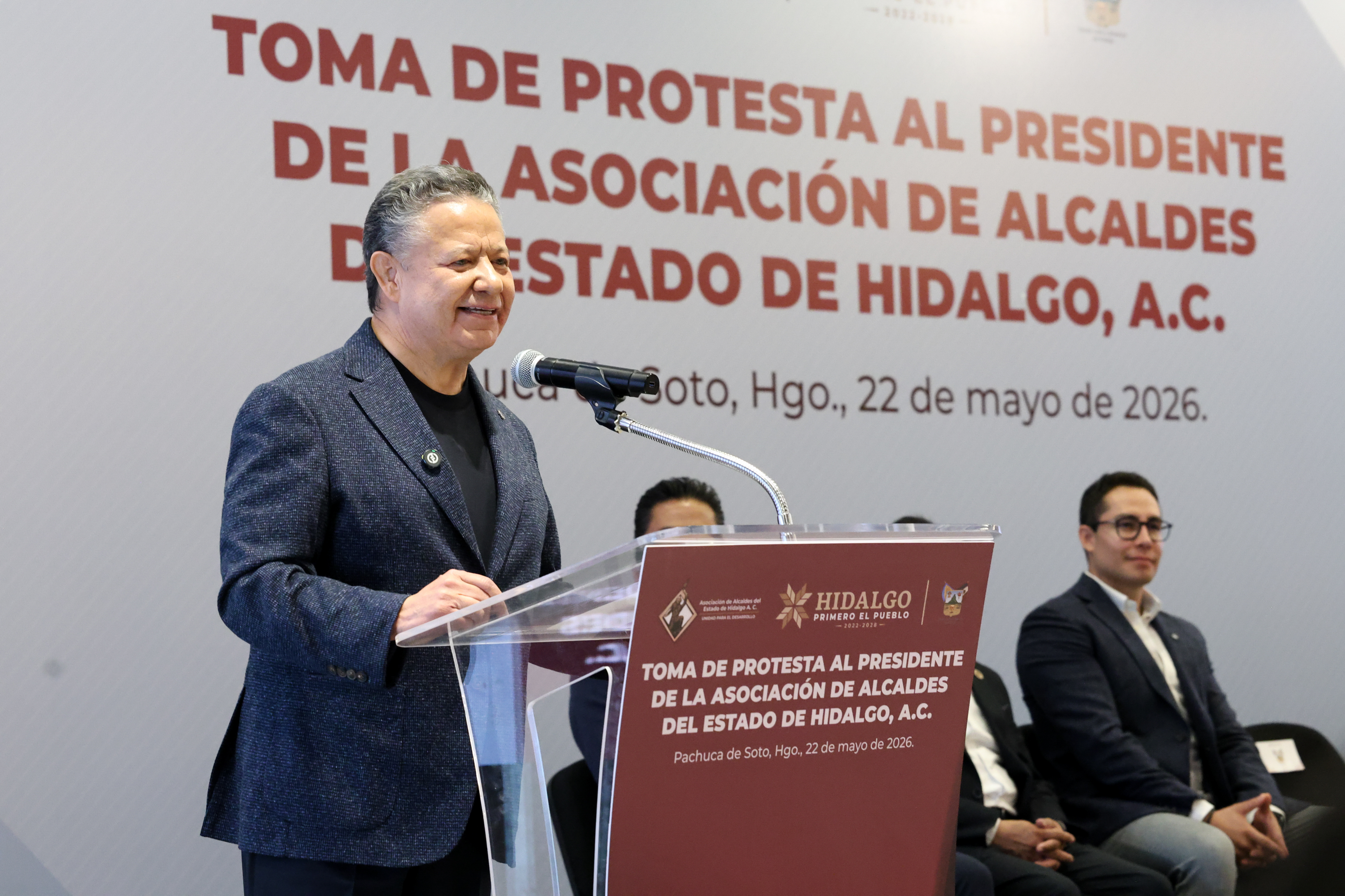 Julio Menchaca toma protesta al nuevo presidente de la Asociación de Alcaldes del Estado de Hidalgo