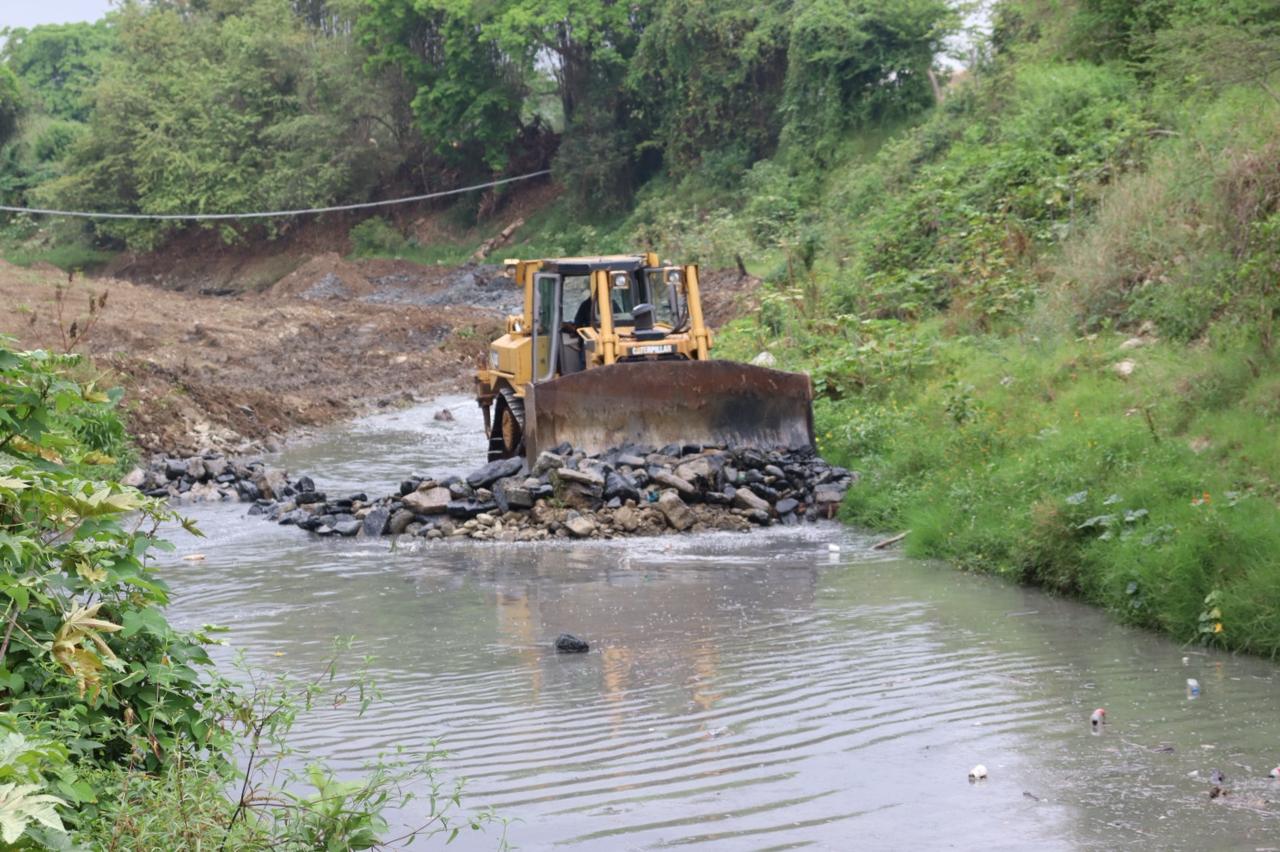 Gobernador Julio Menchaca instruye operativo integral de desazolve en el Río Tecoluco para prevenir inundaciones