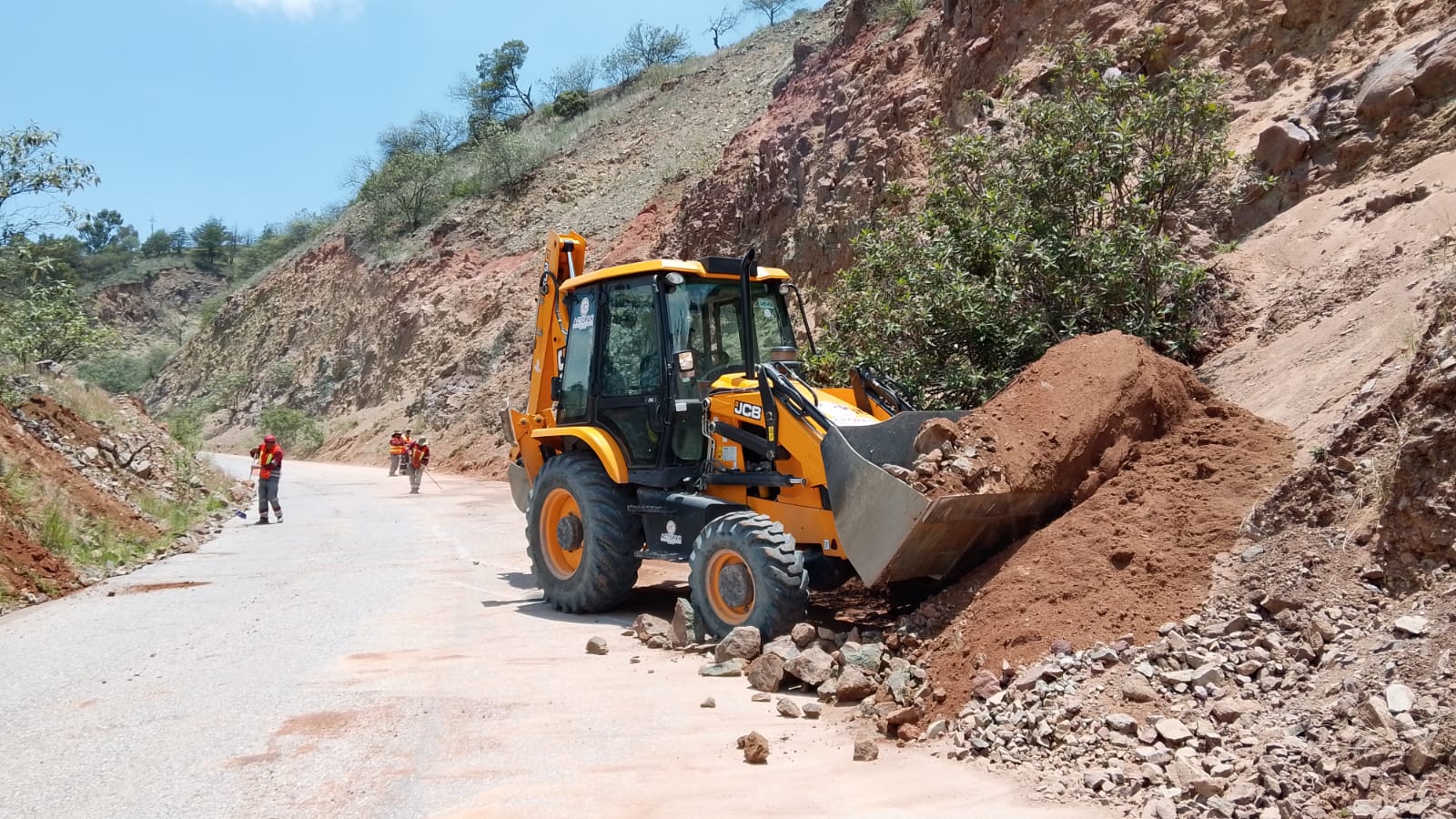 Gobierno de Hidalgo continúa con acciones de limpieza en caminos y carreteras