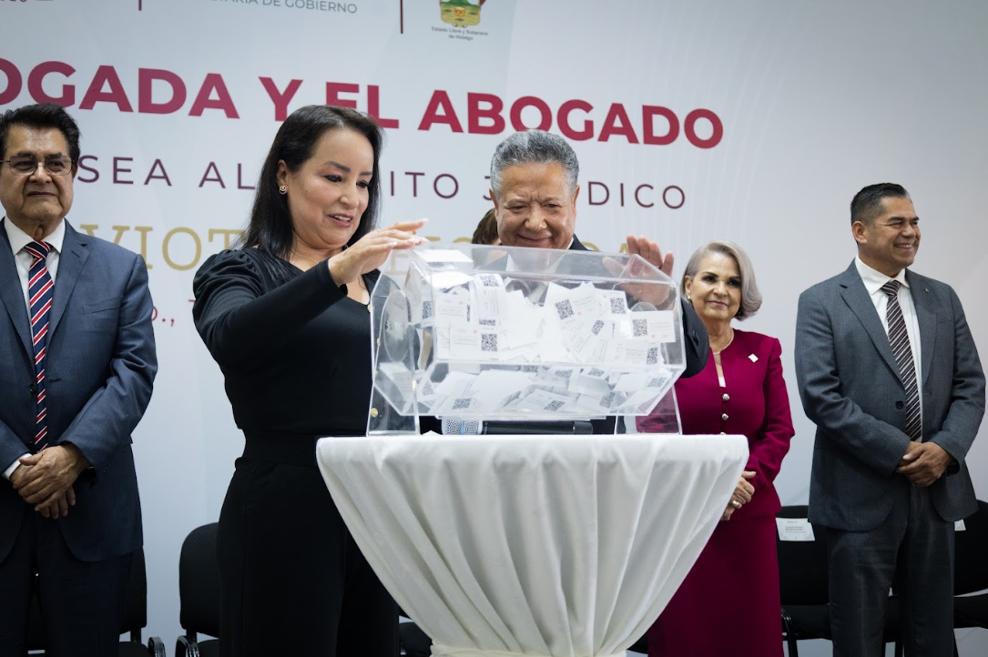 Julio Menchaca entrega Presea al Mérito Jurídico a la primera notaria de Hidalgo