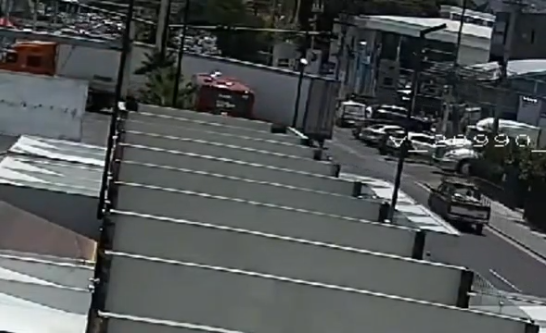 Tráiler invade carril confinado y provoca percance con unidad del Transporte Metropolitano
