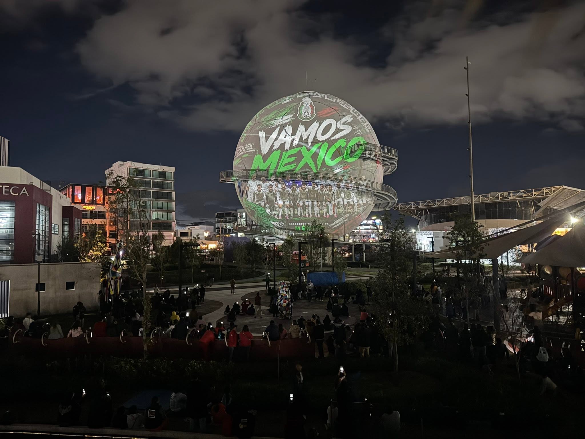 La pasión mundialista continúa en Hidalgo con homenajes a leyendas del fútbol a través del videomapping