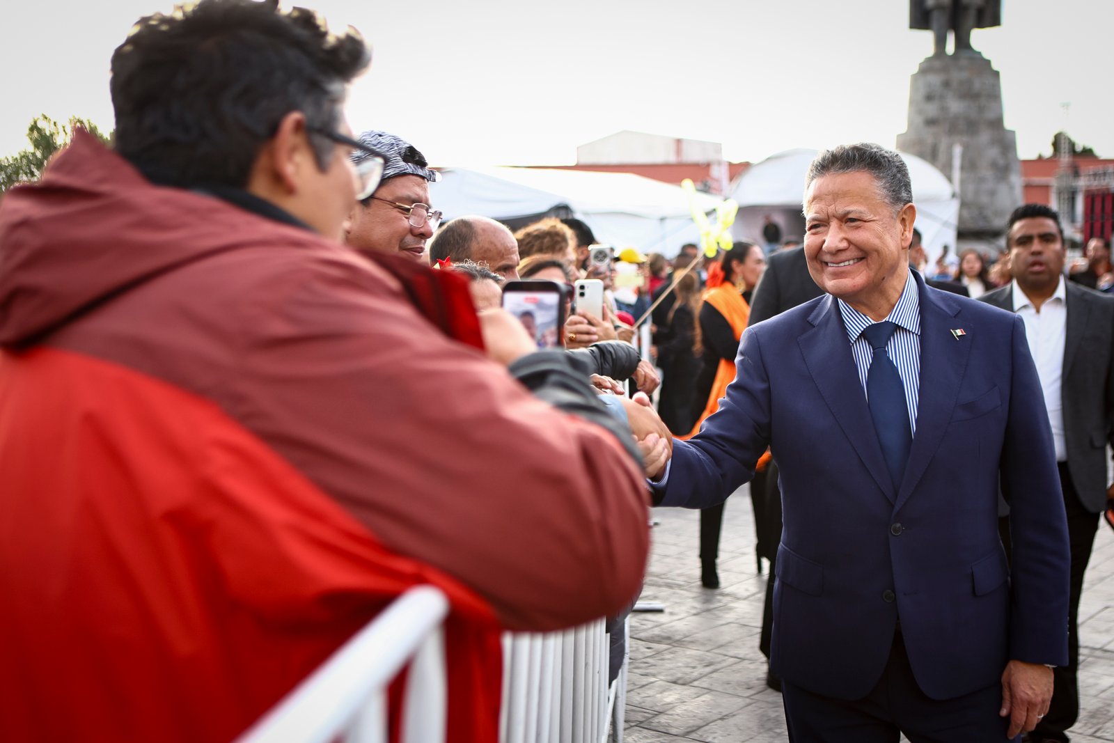 Julio Menchaca encabeza arriamiento  de la bandera nacional