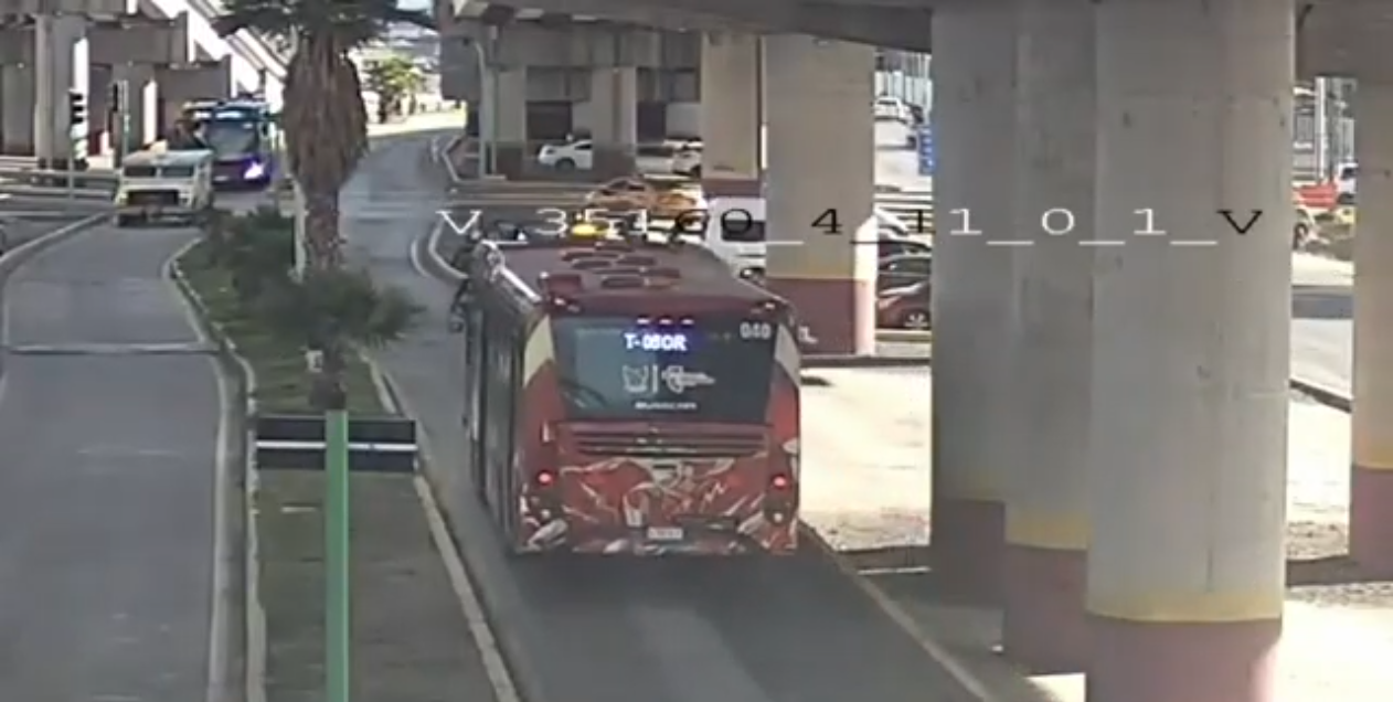 Vehículo particular impacta a unidad del Transporte Metropolitano en Zona Plateada